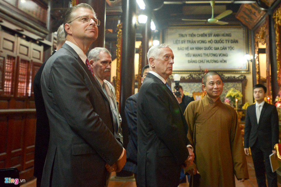 Bộ trưởng Quốc phòng Mỹ James Mattis đến thăm chùa Trấn Quốc